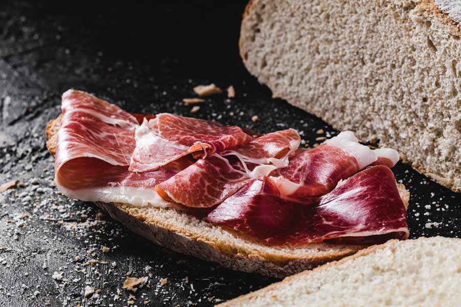 Rebanada de pan con finas lonchas de jamón ibérico